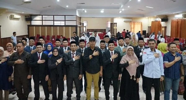Foto bersama usai pelantikan PPK dalam agenda pilkada serentak 2024 di Kota Parepare.