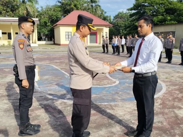 Kapolres Jeneponto AKBP Widi Setiawan, saat memberikan penghargaan kepada Aipda Syamsuryadi (Dok : Ist).