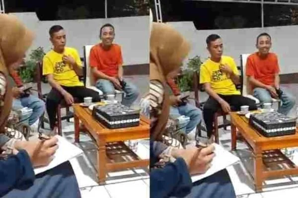 Lurah Balang, Abd Rahman yang mengenakan baju kaos warna kuning didampingi Sekretaris PPS Balang, Rapiuddin (kaos merah) sedang berdiskusi dengan seorang pensiunan guru bernama Abdul Gaftur dan pemilik rumah (Dok : Ist).
