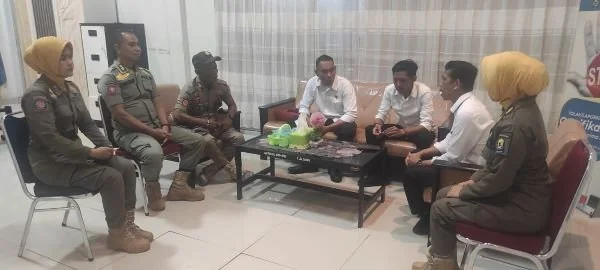 KBO Reskrim Iptu Muh. Akrif, dan Kanit II Tipidter Ipda Abd. Rachman saat melakukan sosialisasi KUHP dan KUHAP baru di Kantor Satpol PP dan Damkar Jeneponto. (Dok: Ist)