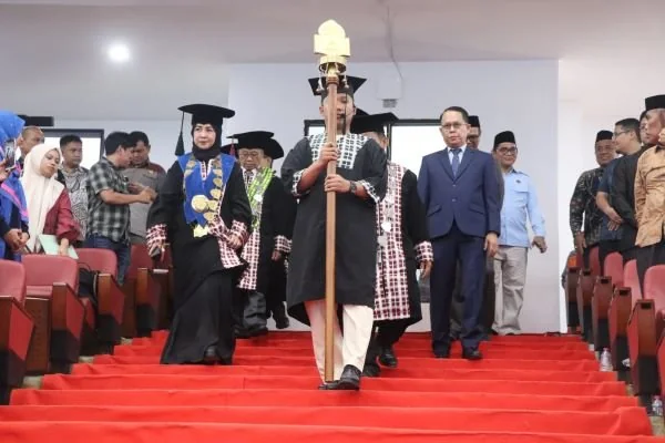 Sekretaris Daerah Provinsi Sulawesi Barat saat menghadiri Sidang Senat Terbuka Luar Biasa dalam rangka pengukuhan Guru Besar Tetap di STAIN Majene. (Dok: Ist))