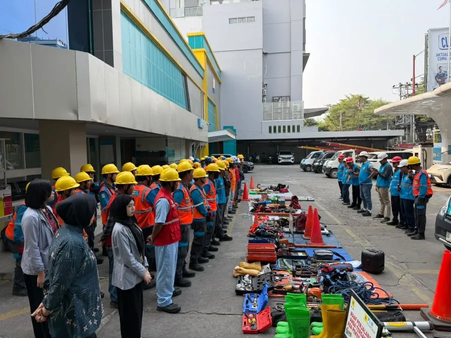 PLN ULP Mattoanging menggelar apel pasukan dan pemeriksaan peralatan kerja dalam rangka Hari Listrik Nasional 2026 (Dok: Ist)