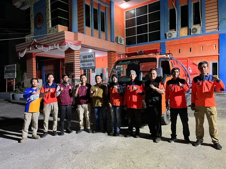 Tim BPBD Sulbar yang melakukan pemantauan dan distribusi air bersih di Mamuju (Dok: Ist)
