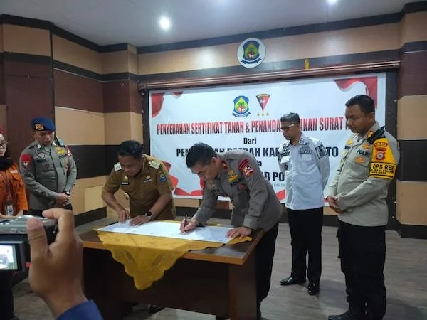 Komandan Pasukan Brigade Mobil (Brimob) II, Brigadir Jenderal (Brigjen) Pol. Arif Budiman saat  menerima sertipikat tanah hibah dari Pj. Bupati Jeneponto, Junaedi Bakri di Aula ujab Bupati. (Foto/ist).