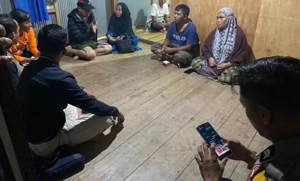 Personil Kepolisian disaat mendatangi rumah warga yang hilang.