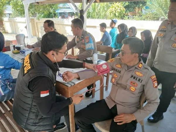 Siddokes Polres Jeneponto melakukan pemeriksaan kesehatan kepada personel Polres Arungkeke. (Dok: Ist)