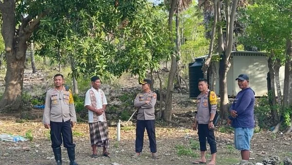 Kapolres Jeneponto AKBP Widi Setiawan bersama rombongannya saat melakukan peninjauan TPS di Pulau Libukang, Kecamatan Bangkala (Dok : Ulla KabarMakassar).