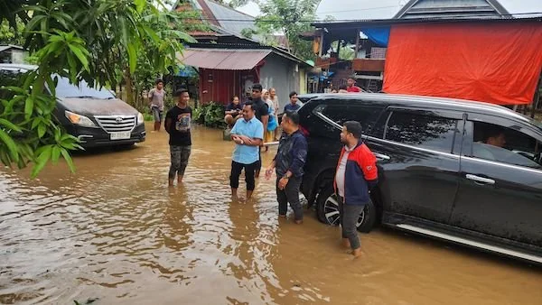 Pj Bupati Jeneponto, Reza Faisal Saleh bersama Kepala Dinas Dukcapil, Mustaufiq serta Kepala Bagian Protokol, Kepala Bagian Umum, dan Camat Tamalatea saat menyempatkan diri berdialog bersama warga terkait kondisi yang dialami. (Foto/ist).