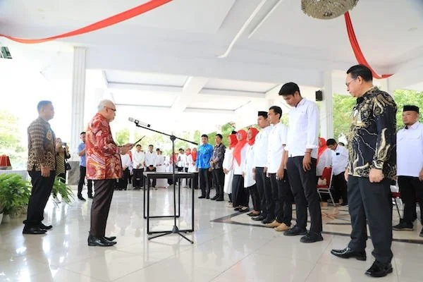 Wakil Bupati Bantaeng, H. Sahabuddin saat melaksanakan pelantikan pengurus dan pengawas Koperasi Desa/Kelurahan Merah Putih di Tribun Pantai Seruni. (Ist).