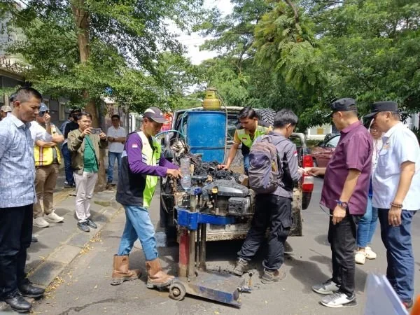 Komisi D DPRD Sulsel saat Melakukan Peninjauan ketebalan Aspal di Jalan Hertasning (Dok: Sinta KabarMakassar).
