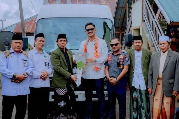 Anggota Komisi V DPR RI, Teguh Iswara Suardi saat Menyerahkan Bantuan Bus Sekolah Secara Simbolis, (Dok: Ist).