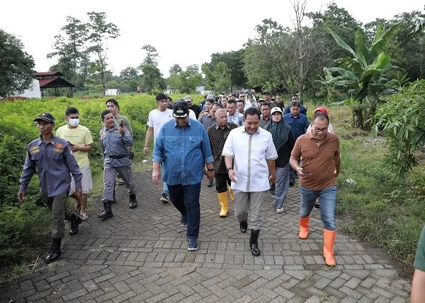 Walikota Makassar, Moh Ramdhan Pomanto berama Penjabat Gubernur Sulsel, Bahtiar Baharuddin, Bupati Maros, Chaidir Syam, Kadispora Sulsel, serta seluruh jajaran lainnya saat meninjau lokasi rencana pembangunan stadion bertaraf internasional di Sudiang, Sen