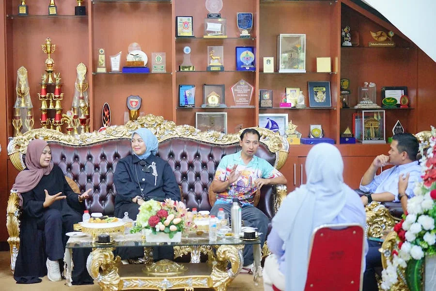 Bupati Bantaeng M. Fathul Fauzy Nurdin menerima tim Khanza Film Entertainment untuk survei lokasi film.