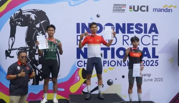 Atlet Balap sepeda Sulbar Muhammad Yahya Usman saat naik podium (Dok : Ist).