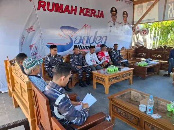 Komandan KAL (Dankal) Manakarra II-6-6 Kapten Laut (P) M. Aman Laguna saat ikut rapat penyerahan hak passandeq (Dok : Ist).