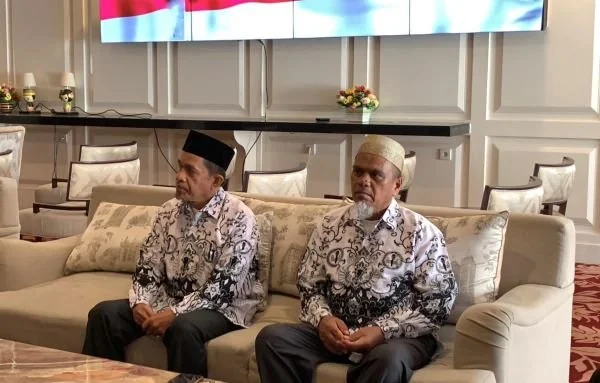 Dua guru Luwu Utara, Rasnal (kiri) dan Abdul Muis (kanan) di Kantor Gubernur Sulsel (dok. Ist)
