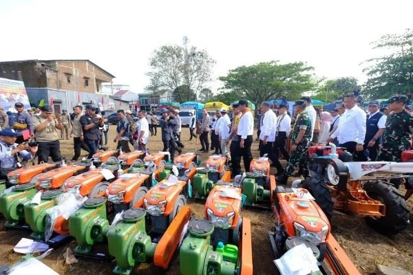 Menteri Pertanian RI menyerahkan berbagai bantuan alat mesin pertanian dan bibit unggul kepada Pemerintah Kabupaten Gowa (Dok : Ist).