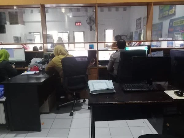 Suasana Loket Kantor Samsat Takalar