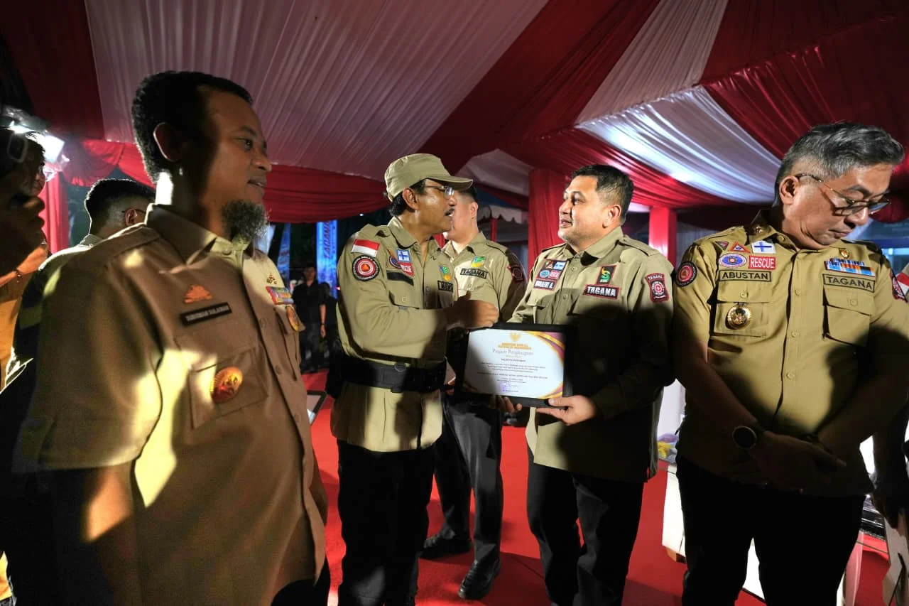 Wali Kota Makassar, Munafri Arifuddin saat Terima Penghargaan dari Mensos (Dok: Ist).