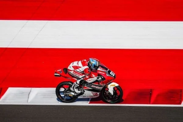 Pembalap binaan Astra Honda Motor Muhammad Kiandra Ramadhipa memacu kendaraannya pada ajang balap Idemitsu Asia Talent Cup (IATC) 2024 di Sirkuit Internasional Pertamina Mandalika, Lombok Tengah, Nusa Tenggara Barat, Minggu (29/9/2024). (ANTARA/HO-Dok. As