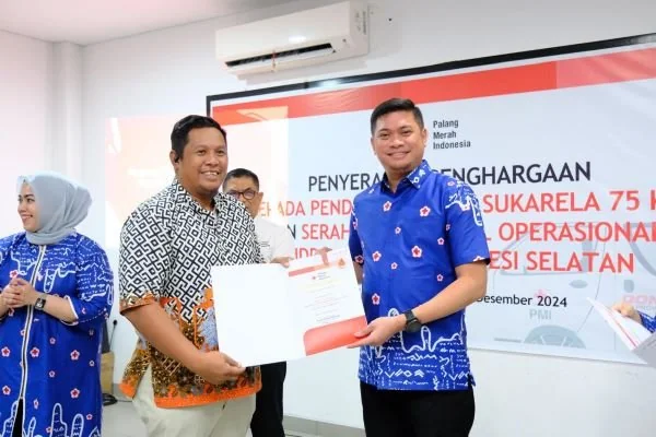 Ketua PMI Sulsel, Adnan Purichta Ichsan saat memberikan penghargaan kepada salah satu pendonor darah (Dok : Ist).
