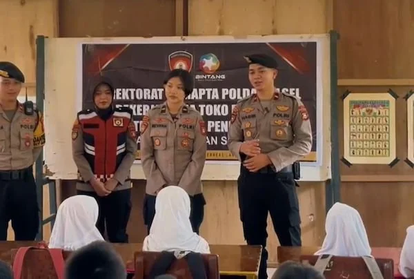 suasana oemberian alat tulis pada salah satu sekolah di Kabupaten Selayar (Dok:Ist)