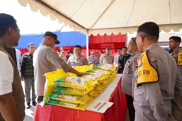 Kapolda Sulbar saat memantau GPM di Terminal Pasar Baru Mamuju. (Dok: Ist)