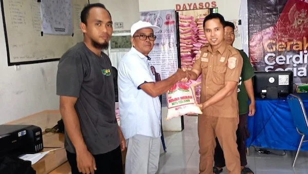 Dinas Sosial Sulbar saat menyerahkan bantuan kepada pemkab Mamuju Tengah (dok:ist)