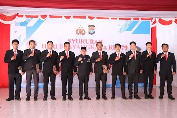 Bupati Majene saat menyerahkan penghargaan kepada Personel SatResnarkoba Polres Majene (dok:Ist)