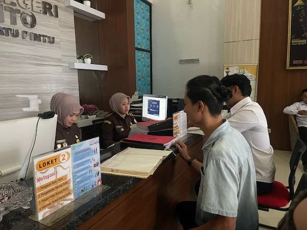 Penyidik Polsek Bangkala saat mengajukan Berkas perkara tahap I kasus pengancaman di Kejaksaan Negeri Kabupaten Jeneponto, Sulsel. (Foto/ ist).