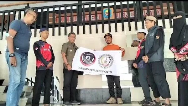 Ketua Umum KORMI Kabupaten Jeneponto, Muh. Arifin Nur bersama Sekretaris Dispora, Rusman M Rukka dan Kepala Bidang (Kabid) Pembudayaan Olahraga, Suardi A. Kahar saat melepas delegasi FORKAB Jeneponto dalam kompetisi Festival  Olahraga Provinsi (Porprov) S