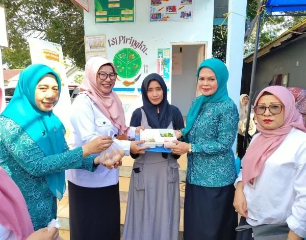 Kecamatan Pattallassang memberikan apresiasi dengan membagikan sertifikat kepada tiga ibu hamil yang berhasil mengikuti program Setifikat Lulus Kelas Ibu Hamil  (Dok : ist).