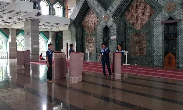 ilustrasi bersih-bersih masjid di Masjid Al-Markaz Makassar (dok. Ist)