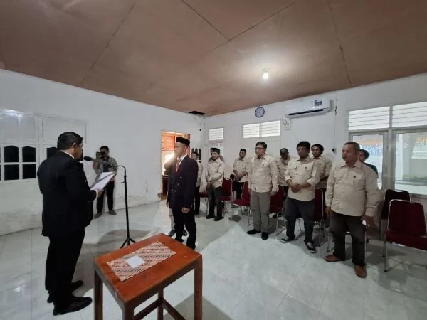 Ketua Bawaslu Bulukumba, Bakri Abubakar melantik sekaligus mengambil sumpah Pengganti Antar Waktu (PAW) Panwas Kec. Bulukumpa (Dok : ist).