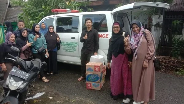 Kerukunan Keluarga Luwu Timur saat menyalurkan bantuan untuk korban banjir (Dok : Ist).