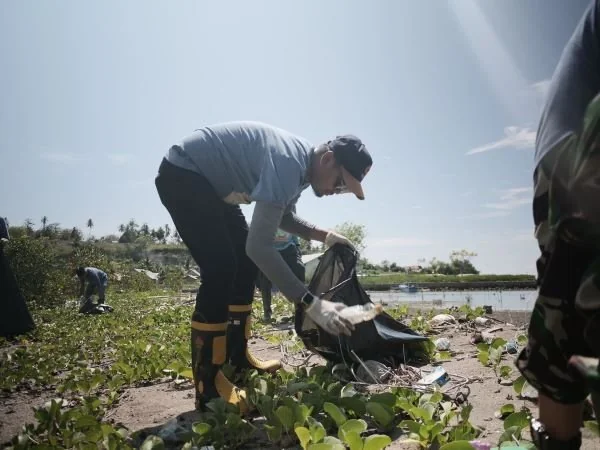 Penanaman mangrove dan aksi bersih Pantai (coastal clean-up) di Pantai Desa Tongo (Dok : Ist).