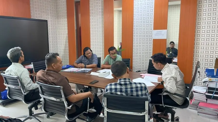 Tim Penyidik Pegawai Negeri Sipil (PPNS) DJP Sulselbartra melakukan penyerahan tahap II tersangka dan barang bukti penggelapan pajak ke Kejaksaan Negeri Makassar (Dok: Ist)