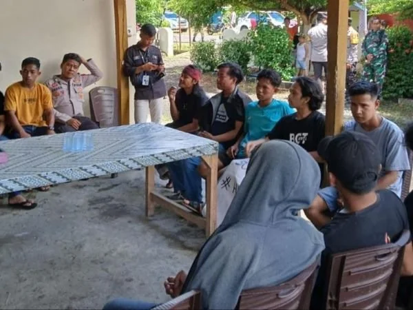 Demo yang dilakukan Aliansi Mahasiswa Pemuda Tapalang (AMPT) di Polsek Tapalang (Dok: Ist).