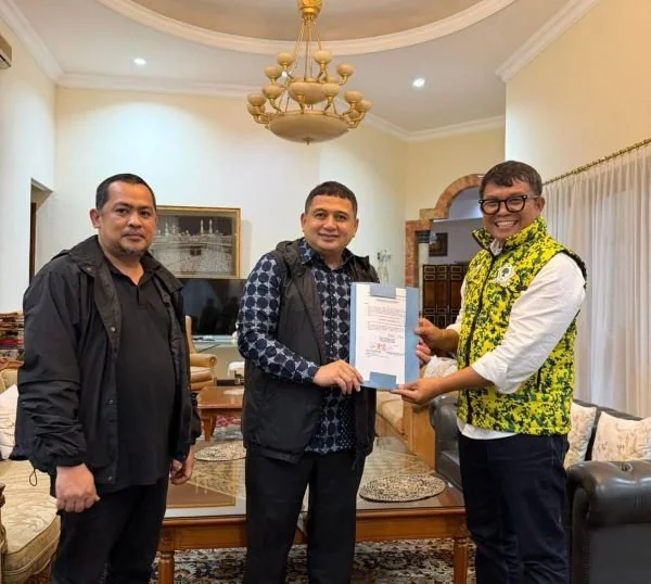 Ketua DPD II Golkar Makassar Munafri Arifuddin saat Menerima Dukungan dari DPD II Lutim (Dok: Ist).