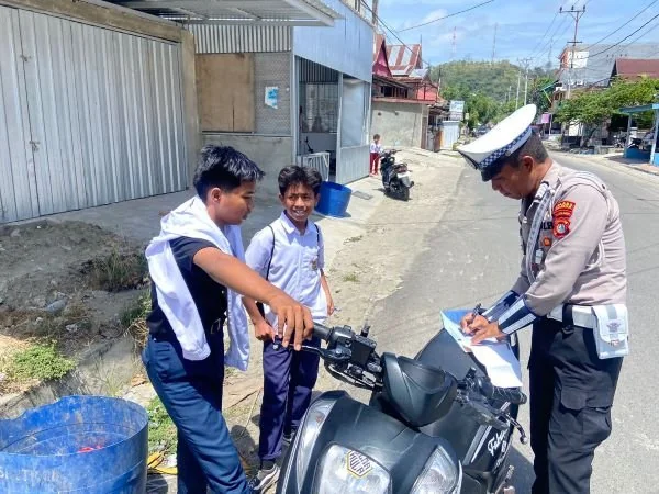 Polisi saat menindak pengendara yang terjaring di Majene (Dok : Ist).