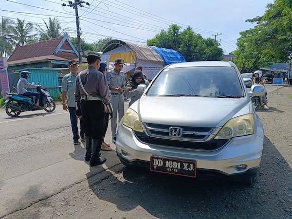 Bapenda Jeneponto bersama Bapenda Sulsel dan Unit Turjawali Satlantas Polres Jeneponto sarat menggelar Operasi Penertiban Pajak Kendaraan Bermotor di depan Masjid Agung Jeneponto. (Ist).