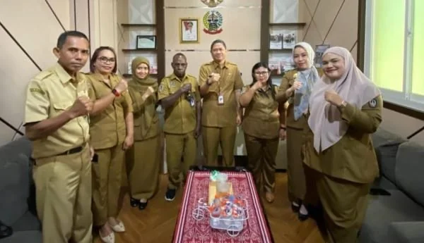 Kabid Humas dan Komunikasi Diskominfo-SP Provinsi Sulsel, Fitra dan Kepala Bidang IKP Provinsi Papua Selatan, F A Peragi pada kunjungan konsultasi dan koordinasi di Kantor Gubernur (Dok : ist).
