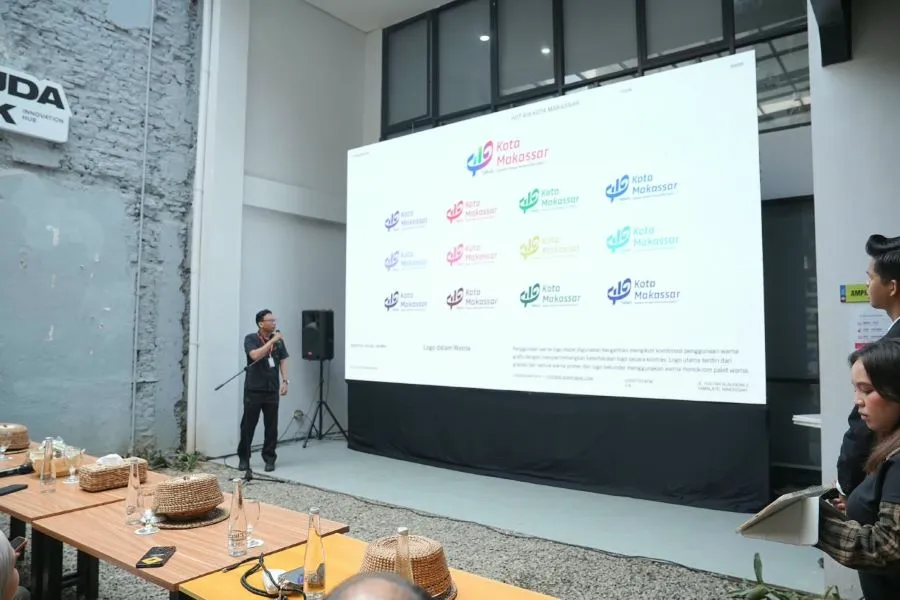 Agung Alfata dari Tudob Studio saat menjelaskan makna logo HUT Makassar ke-419 yang mengangkat Filosofi Pappasang (Dok: Ist)
