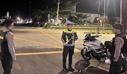 Personel Polresta Mamuju saat berjaga di sejumlah titik rawan di dalam kota Mamuju(dok:ist)