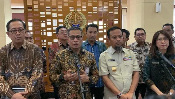 (Kedua dari kiri) Direktur Koordinasi dan Supervisi Wilayah IV Komisi Pemberantasan Korupsi (KPK), Edi Suryanto (dok. Syamsi/KabarMakassar)