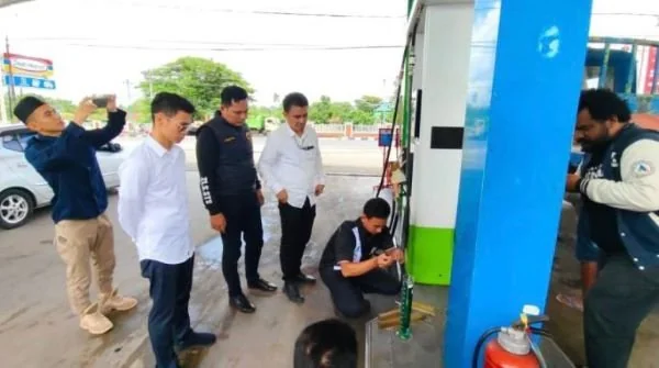 Kasat Reskrim Polres Maros Iptu Aditya Pandu Drajat Sejati memimpin langsung operasi sidak, Senin (1/4).