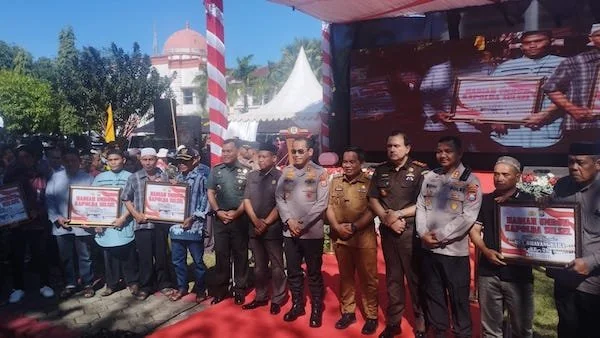 Kapolda Sulsel, Irjen Pol Andi Rian saat memberikan 10 Undian Paket Umroh Gratis ke Tukang Gali Kubur saat kunker di Jeneponto. (Foto/ullah).