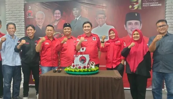 Sekretaris DPD PDIP Sulsel Rudy Pieter Goni bersama jajaran caleg PDI Perjuangan. Foto IST
