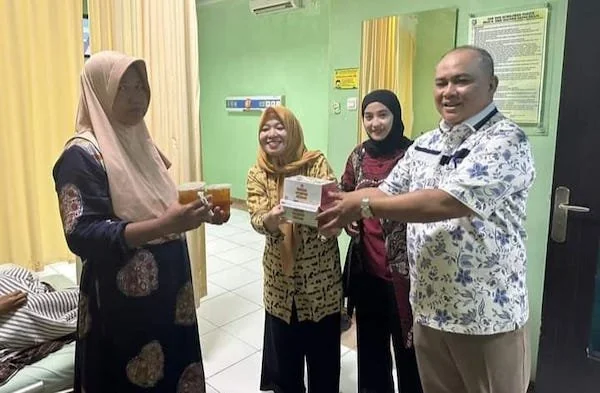 Direktur RSUD H.A.Sulthan Dg Radja, dr. H.Rizal Ridwan Dappi bagikan takjil kepada salah seorang keluarga pasien.