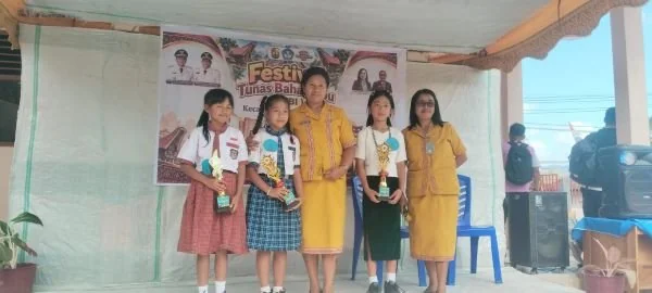 Penyerahan piala oleh Ketua Panitia Adriana Samma' (tengah) kepada pemenang juara 1, 2 dan 3 pada lomba FTBI tingkat Kecamatan sanggalangi yang dilaksanakan di SDN 2 Sanggalangi (Dok: Ist)